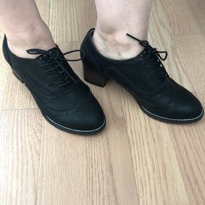 Brand new black leather women’s Heal shoes si e 8